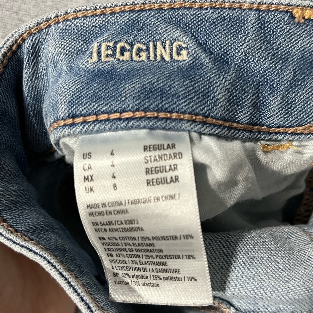 American Eagle light wash low-rise jeggings - Picture 6 of 8